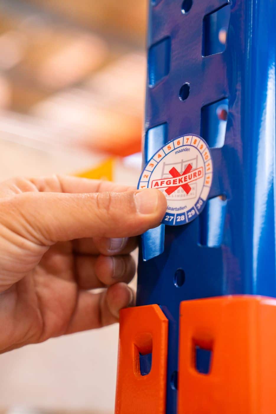 Veilige en gekeurde stellingen in een magazijn